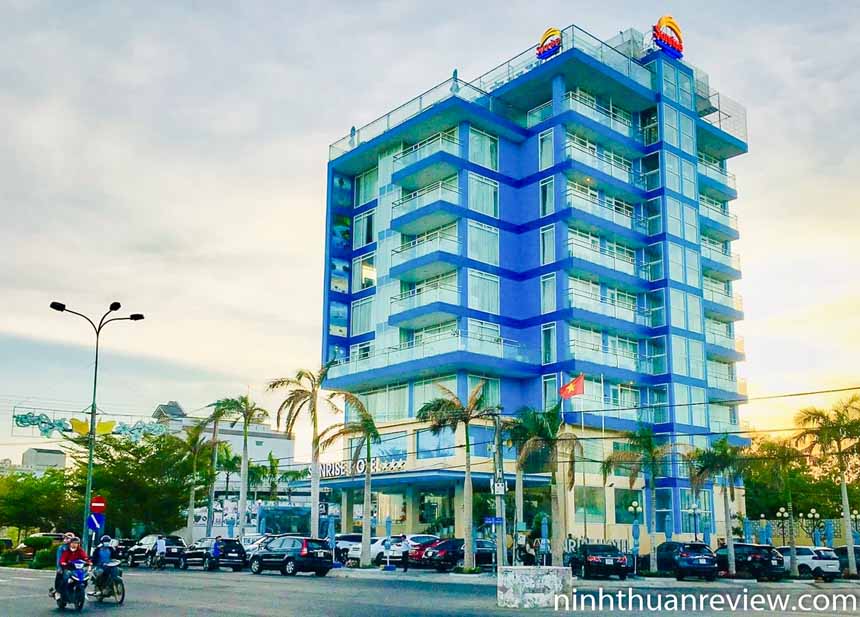 Khách sạn Sunrise 3 sao gần biển Ninh Chữ